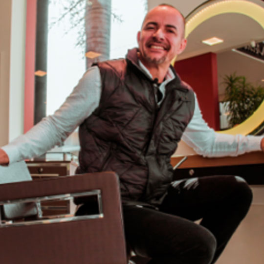 Hairstylist Paulo Persil visita fábrica da Van De Velde