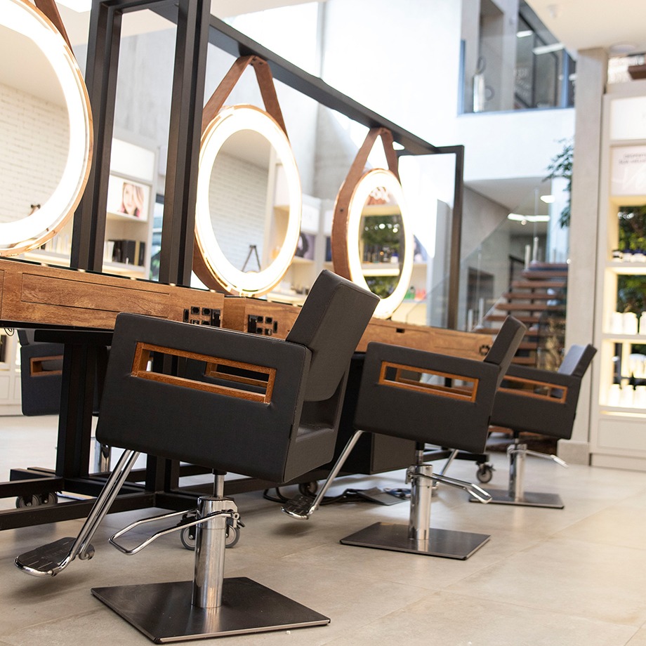 Cadeira de Cabeleireiro: Escolha o Conforto Atemporal da Poltrona Elegance Plus